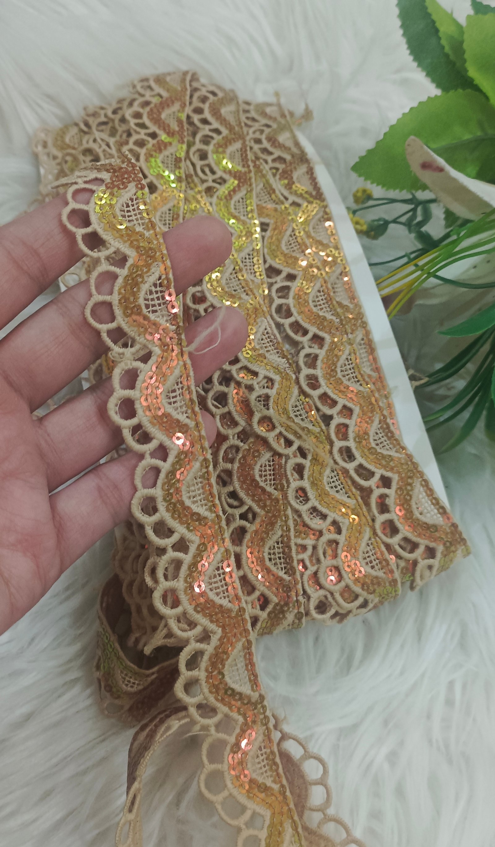 Milky fan y Sitara sequence lace 1 yard 